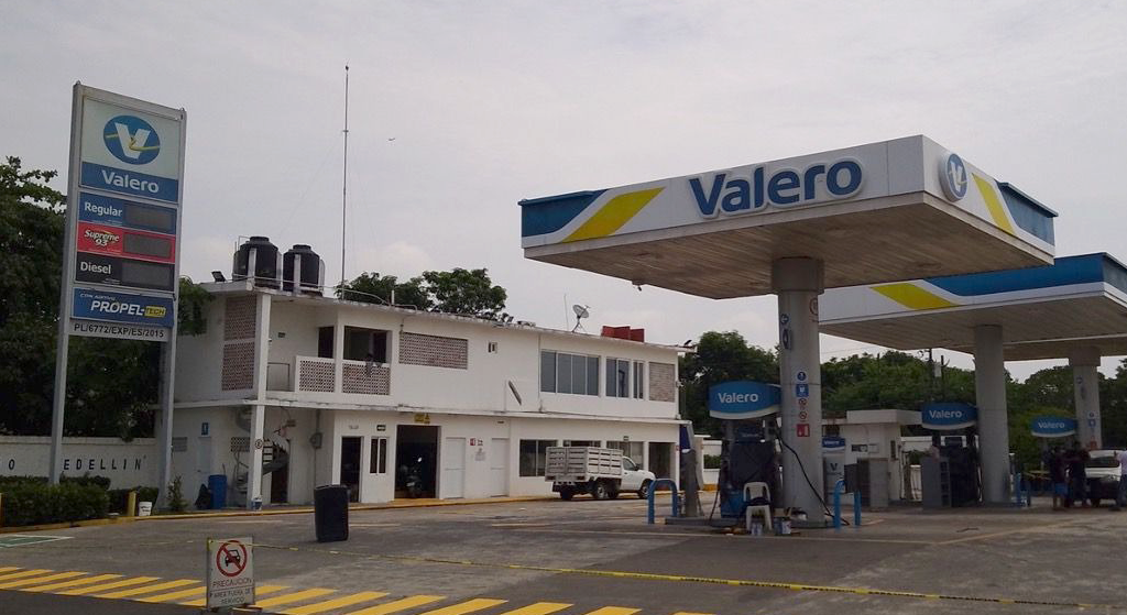 Pararrayos instalado en edificación para protección contra descargas atmosféricas