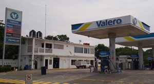 Pararrayos instalado en edificación para protección contra descargas atmosféricas